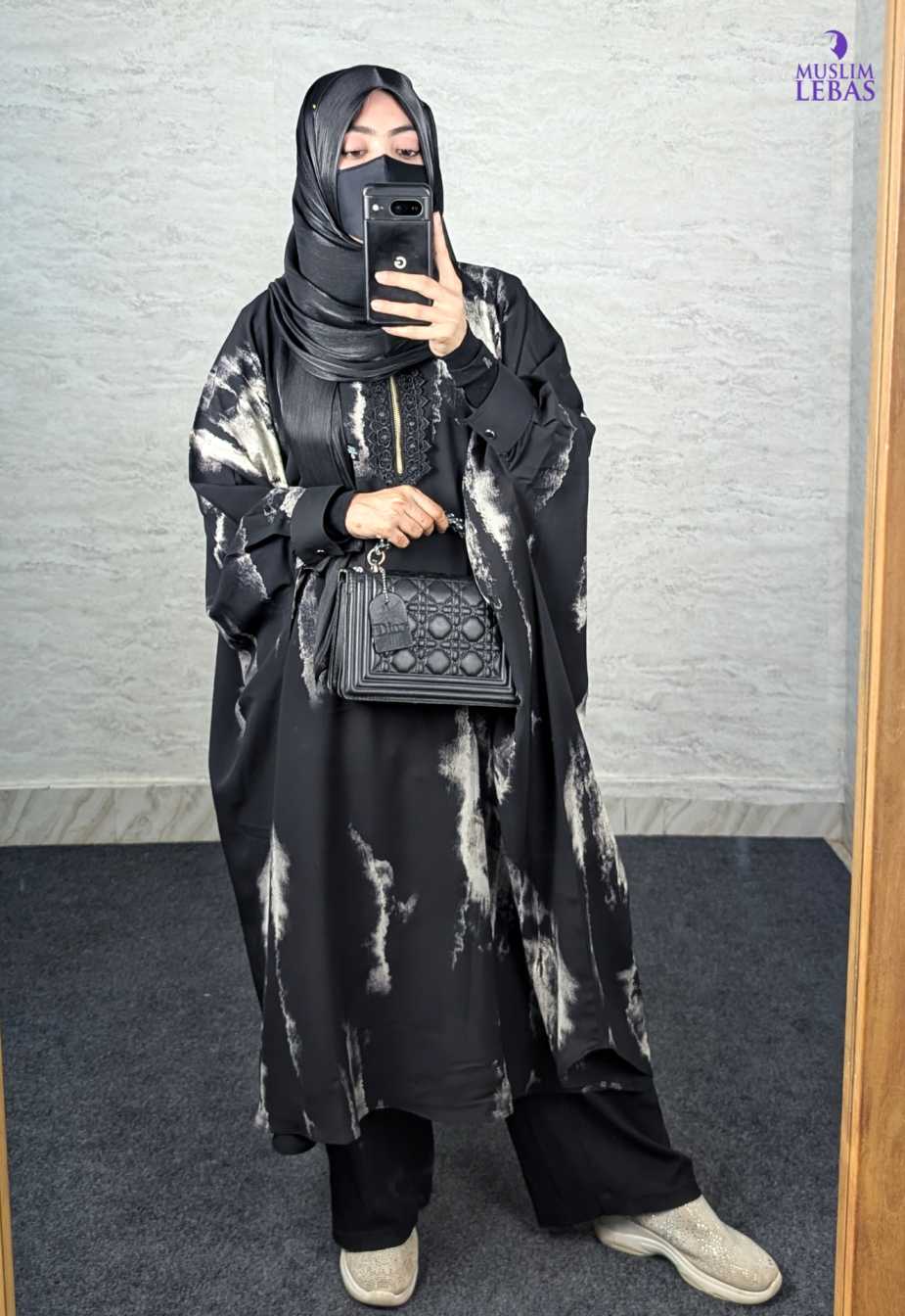 Muntaha Short Cape Black